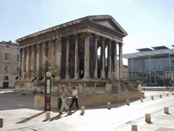 Maison Carr&eacute;e