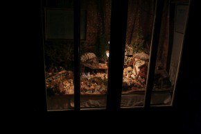 Bild der Krippe im Schaufenster