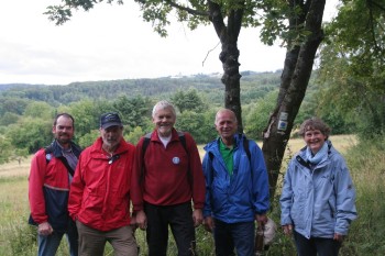 Die Wandergruppe auf dem Weg nach Greifenstein